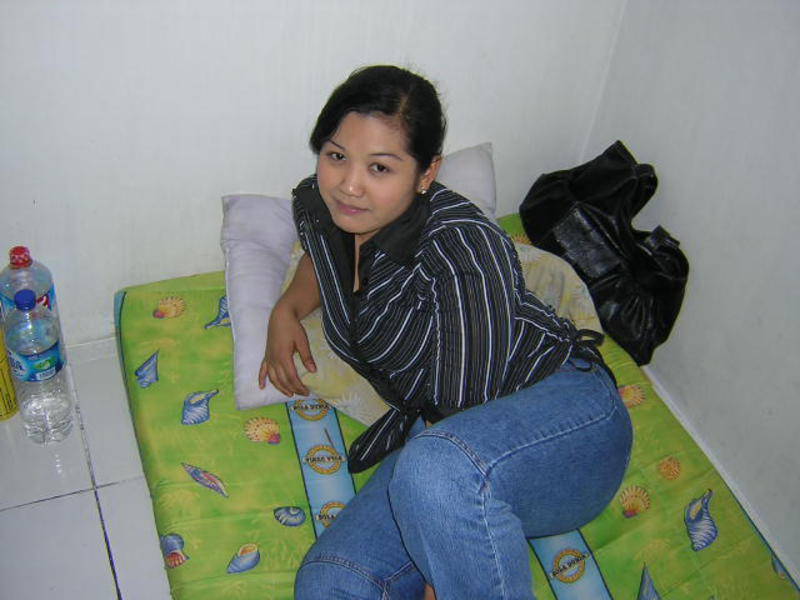 Tubuh semok ibu kost yg sedang horny sudah siap telanjang dan di entot memeknya